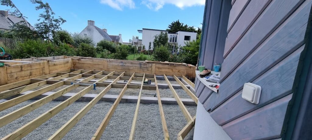 Sous chaque terrasse, une ossature calée au millimètre sur lit de gravier.